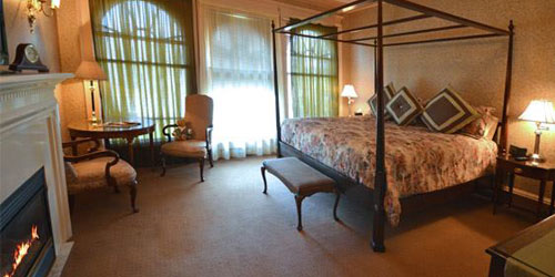 Gateways Inn Desdemona Room 500x250 - Distinctive Inns of New England