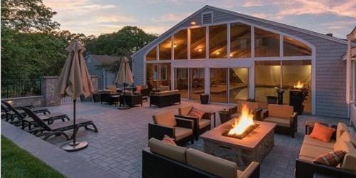 Outdoor Firepit Summer - Rockport Inn & Suites - Rockport, MA