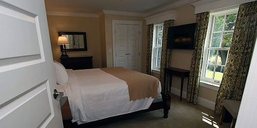 Chamberlain House Room - Publich House Historic Inn - Sturbridge, MA